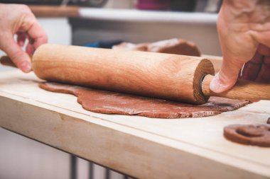Noel hazırlıkları. Pişirme ve pişirme kavramı. Yoğurma gingerbread, gingerbreads pişirme. Hamur haddeleme. Birlikte yemek ve pişirme, Aile.