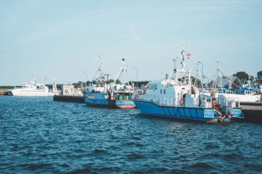 Yelkenli tekneler ve motorlu tekneler kısmen moored liman ve şaşırtıcı ve güzel günbatımı manzaralı dok. Çevre deniz ve balıkçı tekneleri parçaları. Cruise ve deniz seferleri.