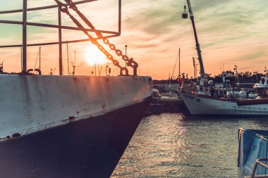 Yelkenli tekneler ve motorlu tekneler kısmen moored liman ve şaşırtıcı ve güzel günbatımı manzaralı dok. Çevre deniz ve balıkçı tekneleri parçaları. Cruise ve deniz seferleri.