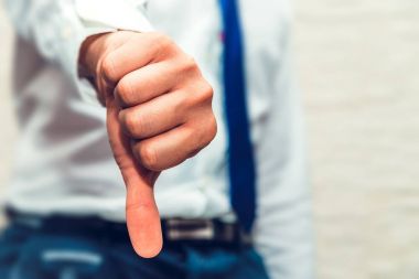 Adam bir başparmak aşağı hareketi, beyaz gömlek, mavi kravat, avuç işadamı gerçekleştirir Yasası, iş kavramı gösterir.