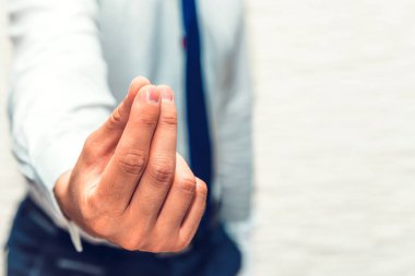 Adam bir el hareketi ipucu, beyaz gömlek, mavi kravat, işadamı gerçekleştirir bir hareket, iş kavramı gösterir.