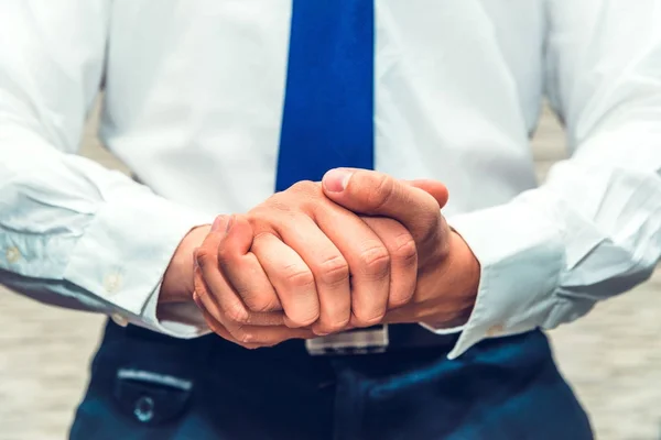 Der Mann Reibt Sich Die Hände Drückt Die Hände Heller — Stockfoto