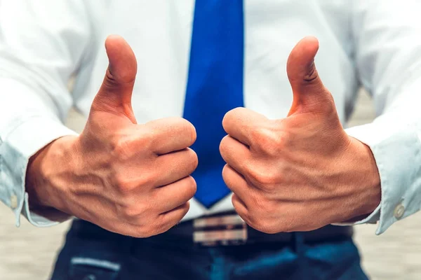 Homem Mostra Polegares Para Cima Contentamento Situação Sucesso Camisa Branca — Fotografia de Stock