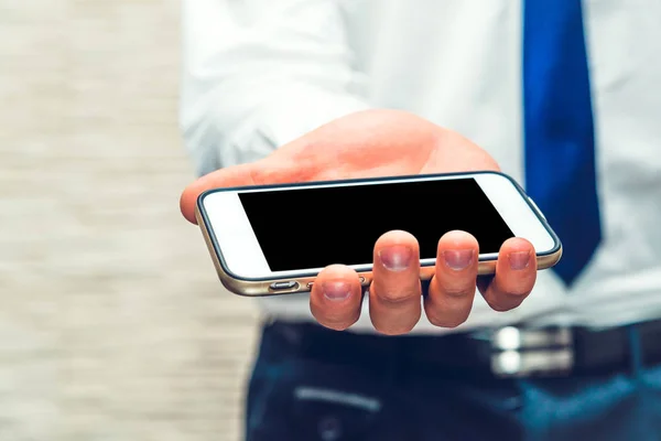 Ein Mann Hält Ein Weißes Telefon Mit Einem Leeren Display — Stockfoto