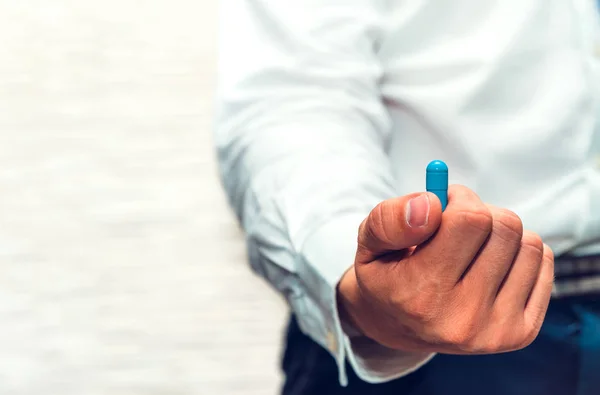 Hombre Está Sosteniendo Una Tableta Azul Mano Hombre Negocios Está — Foto de Stock