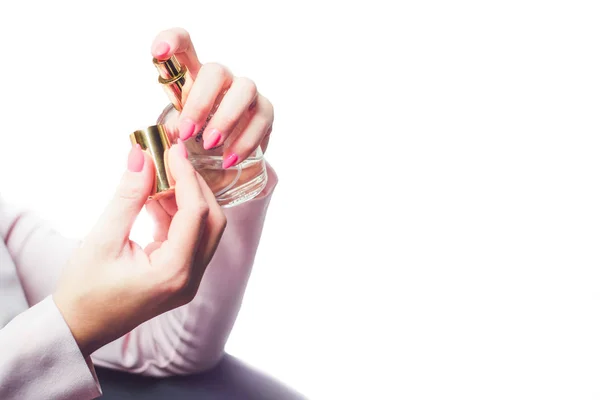 コルクに注ぐことによって香水の匂いをテストします 女性は彼女の手で保持している香水と香水のストッパー チェックは香水香水です 化粧品 香水店 孤立した白い背景 — ストック写真