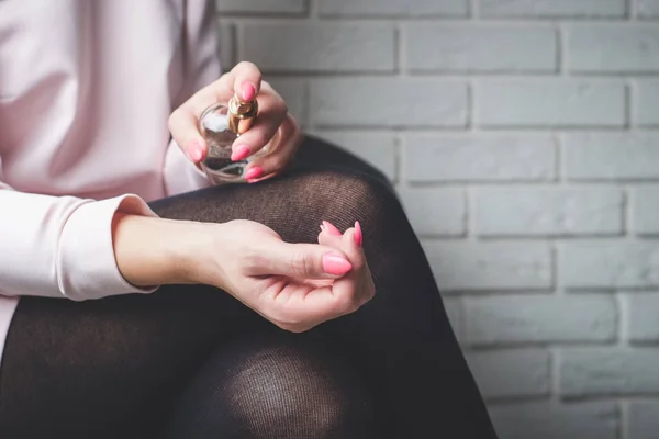 Usa Perfume Mano Una Mujer Sentada Cómodamente Una Silla Probando — Foto de Stock