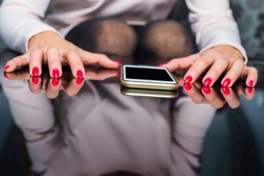 Seyir telefon, depresyon, nevroz sinir. Kadın ellerinde endişeyle tablo, depresyon, sinirlilik, öfke, beklenti, belirsizlik iletide tutuyor.