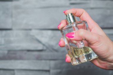 Parfüm test. Parfüm kullanarak, koku, koku koku onay, parmak ile tıklandığında parfüm şişesi.