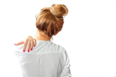 Dikiz bir omuz tutan bir kadın. Omuz ağrısı A kadın Beyaz gömlekli omzunu, büyük bir acı hissetmiyor tutuyor. İzole beyaz arka plan.