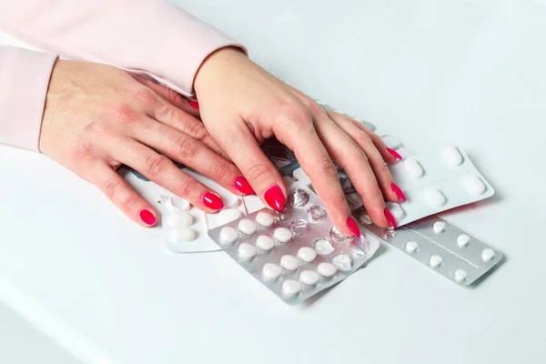 Pastillas Medicinas Drogas Sobre Mesa Mujer Sostiene Sus Manos Sobre — Foto de Stock