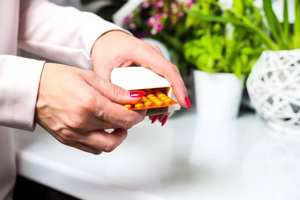 Comprimidos Medicamentos Drogas Mesa Mulher Está Segurando Mãos Mesa Torno — Fotografia de Stock