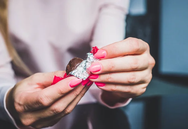 Chocolate Woman Hands Opening Chocolates Woman Holds Her Hand Chocolat — Stock Photo, Image