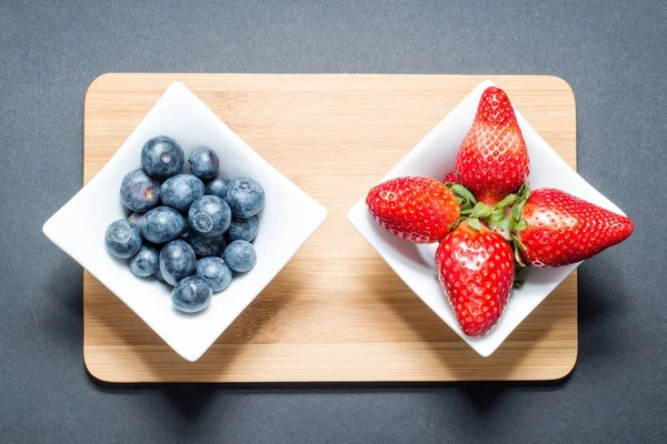 Verschiedene Frische Früchte Containern Auf Dem Tisch Frische Erdbeeren Orangen — Stockfoto