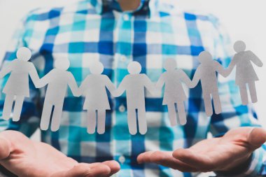 Adamın ellerini, patron destek çalışanları, insanlar. Sorumlu kişi onun çalışanları ilgilenir, çalışanların saygı duyar. İş kavramı. İşe Alım, takım için uygun kişilerle yelpazesi.