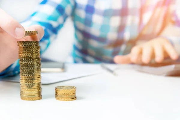 Concept Van Verrijking Financiële Groei Gouden Munten Hand Toevoegen Munt — Stockfoto