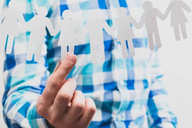 İş, işe alım için aday seçimi. Adam kağıttan el ile kesip bir rakam seçer. İşe Alım, seçim insan kavramı. El fazla kişinin iki kişi tarafından seçilir.