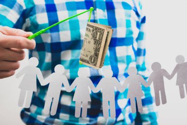 Yükselen, çalışanlarının rüşvet, bir kavram satın alma. Adam bir olta yem para, ABD tutuyor Doları. Karton rakamlar çalışanları olarak. Çalışanlar, alımı mobing.