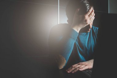 Adam dizüstü arıyorum harap oldu. Adam eliyle, üzgün ve ilginç bir şey bulmak belgili tanımlık laptop kapsar. İhanet, kavram hile.
