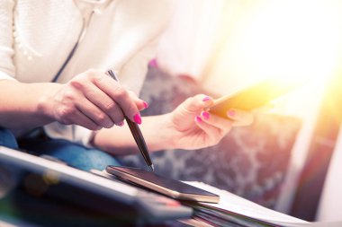 Zenginleştirme ve finansal büyüme kavramı. Altın sikke. Kadın çalışma sert, para tasarrufu. Gelir vergisi zammı. Kadın telefonda taradığında, cep telefonu denetler, iş yapar. Hesap makinesi.