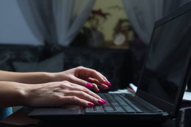 Eller klavyede yazmak bir şey. Kadın evde gece ya da gece çalışıyor. Ev ofis, ev, kendi, serbest meslek kazanç çalışmak.