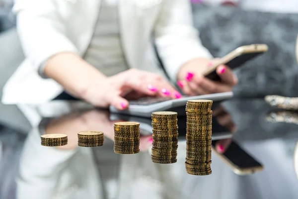 Pojem Obohacování Finančního Růstu Zlaté Mince Žena Pomocí Telefonu Šetřit — Stock fotografie