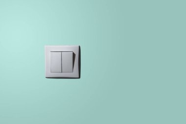 Beyaz ışık geçiş pastel bir arka plan üzerinde. Elektrik Toptancılar, kavramı ile elektronik aksesuarlar depolar. Minimalizm. Mavi, turkuaz pastel arka plan orada hafif bir anahtardır.