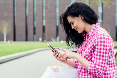 Mutlu ve genç güzel kadın telefon kullanır. Sevimli kız Sms, e-posta açık denetler. Yaşam tarzı, yaşam sevinci kavramı. Erkek online alışveriş sahiptir.