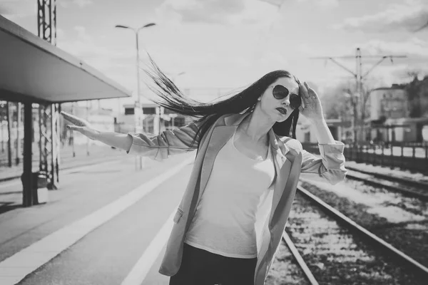 Vintage Look Woman Looking Out Train Woman Looks Railway Tracks — Stock Photo, Image