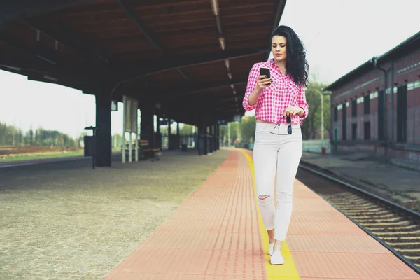 Beautiful Young Girl Walking Platform Woman Train Station Walks Looking — Stock Photo, Image