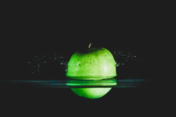 Manzana Verde Fresca Deliciosa Aislada Sobre Fondo Oscuro Negro Manzana — Foto de Stock