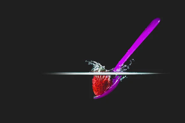 Свежая Вкусная Красная Клубника Фиолетовая Ложка Темном Черном Фоне Красная — стоковое фото