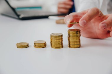 El, altın para yığınına para basar. Refah, kâr artışı, kripto döviz borsasından kazanç. Mali ve iş konsepti.