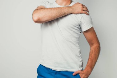 Boyun ağrısı. Adam boynu tutuyor. Sağlık ve tıp kavramı.