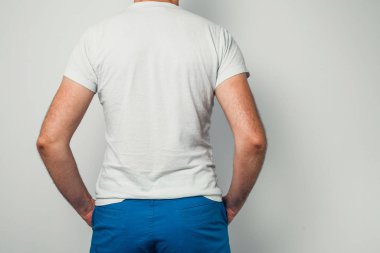 Gömlek tasarım, yakın boş beyaz tshirt genç adamın izole görünümü yedekleyin. Şablon tasarım yazdırma için alay et. Beyaz bir T-shirt bir adamın arkadan görünüş.