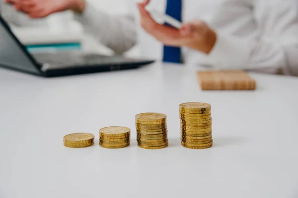 Gouden Munten Tafel Zijn Gouden Munten Een Witte Tafel Achtergrond — Stockfoto