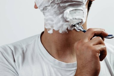 Bir erkek tıraş. Adam bir jilet ve tıraş köpüğü kullanarak çıkmıyor. Adam kendini çıkışa hazırlanıyor önemser. Sakalları, büyütme, bıyıklar kurtulmak.