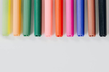 Farklı renkte kalemler. Sıraya dizilmiş çeşitli renklerde Mazapples. Ödev kavramı, okula dönmek. Okul malzemeleri tedarik ediliyor.