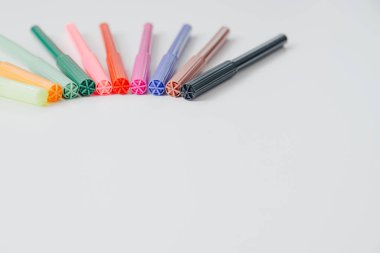 Farklı renkte kalemler. Yarı daire şeklinde dizilmiş çeşitli renklerde Mazapples. Ödev kavramı, okula dönmek. Okul malzemeleri tedarik ediliyor.