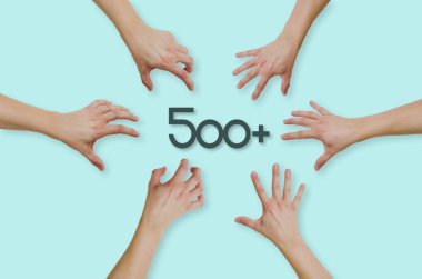 Polonya 'daki sosyal programa 500' den fazla kişi el uzatıyor. İnsanlar çocuklu aileler için kendilerini 500 'den fazla para harcıyorlar. Ülke yardımı kavramı, ülke sorunları.