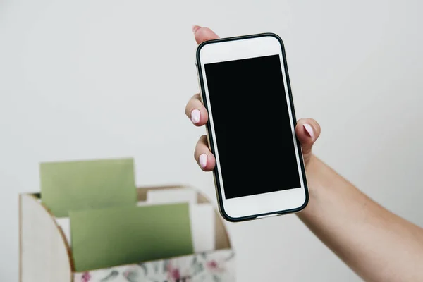 Nahaufnahme Auf Den Händen Einer Frau Die Ein Mobiltelefon Mit — Stockfoto