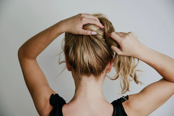 Bakifrån Kvinna Som Arrangerar Sitt Hår Blont Hår Som Binder — Stockfoto