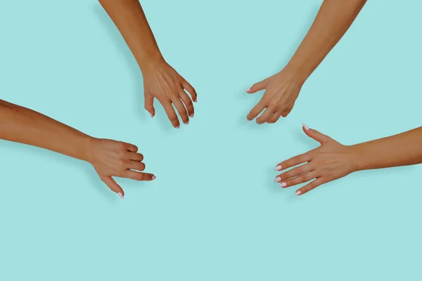 Visão Superior Mãos Femininas Com Pregos Fundo Azul Pastel Mãos — Fotografia de Stock