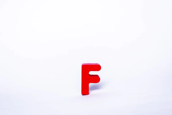 白色背景上的一个红色字母F 孤立的木制字母 — 图库照片