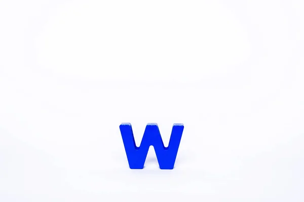 白色背景上的一个蓝色字母W 孤立的木制字母 — 图库照片