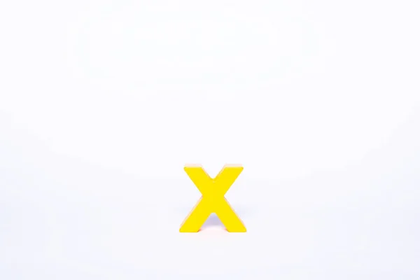 白色背景上的单个黄色字母X 孤立的木制字母 — 图库照片