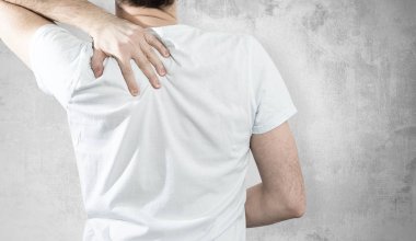 Boyun ağrısı. Adam boynunu tutuyor, acı çekiyor. Tıbbi ve ilaç konsepti. Halkın sağlık sorunları, ağrı yönetimi yöntemi, tedavi.