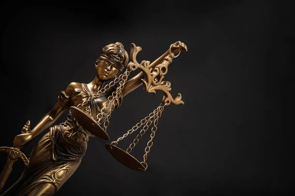 Феміда Символ Справедливості Суди Дерев Яній Стільниці Темному Тлі Концепція — стокове фото