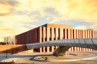 Katowice, 1 Mart 2020, Katowice 'deki Ulusal Senfoni Orkestrası. Polonya Radyo Orkestrası binası, en büyük akustik salonu, performansların ve konserlerin yeri. Kırmızı tuğla bina..