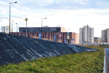 Katowice, 1 Mart 2020, Katowice 'deki Ulusal Senfoni Orkestrası. Polonya Radyo Orkestrası binası, en büyük akustik salonu, performansların ve konserlerin yeri. Kırmızı tuğla bina..